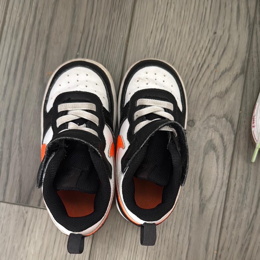 Nike Black and White Low-Top Sneakers Sleek Design